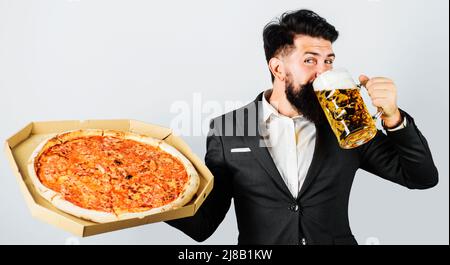 Uomo bearded con pizza gustosa in scatola e birra fredda. Ristorante o pizzeria. Cucina italiana. Fast food. Foto Stock