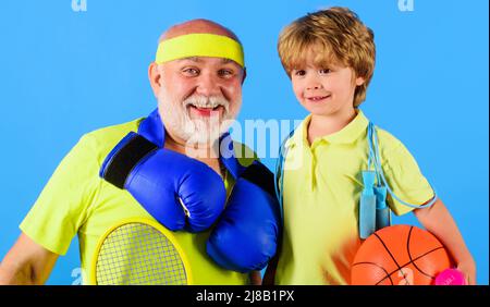 Fitness, stile di vita attivo. Nonno e nipote che si svolgono attività sportive. Sport per bambini. Tempo di famiglia insieme. Foto Stock