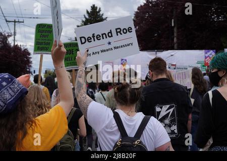 Seattle, WA, Stati Uniti. 14th maggio 2022. I sostenitori e gli attivisti marciano al rally abortire-Rights. Essi protestano contro il contenuto del progetto trapelato della Corte Suprema che mette in luce il possibile rovesciamento di Roe contro Wade, che limiterà l’accesso all’aborto in alcuni stati. Tra le organizzazioni partecipanti figurano Rise Up 4 Abortal Rights e Socialist alternative Seattle. Molti partecipanti al rally scelgono di rimanere anonimi. Credit: Ananya Mishra/Alamy Live News Credit: Ananya Mishra/Alamy Live News Foto Stock