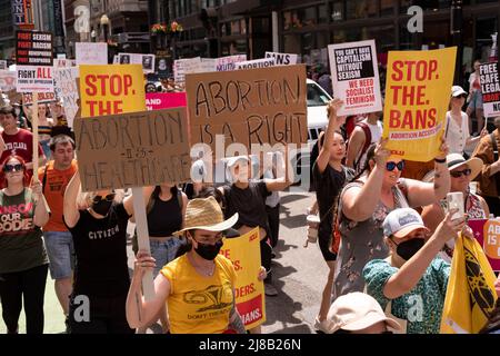 14 maggio 2022, Boston, Massachusetts USA: I manifestanti marciano durante una protesta per i diritti di aborto a Boston. I manifestanti del divieto anti-aborto si stanno radunando in tutto il paese di fronte a una decisione della Corte Suprema che potrebbe rovesci le donne a destra di un aborto. Credit: Keiko Hiromi/AFLO/Alamy Live News Foto Stock