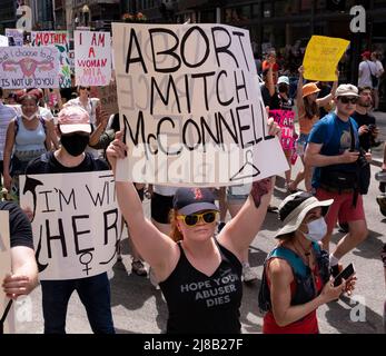 14 maggio 2022, Boston, Massachusetts USA: I manifestanti marciano durante una protesta per i diritti di aborto a Boston. I manifestanti del divieto anti-aborto si stanno radunando in tutto il paese di fronte a una decisione della Corte Suprema che potrebbe rovesci le donne a destra di un aborto. Credit: Keiko Hiromi/AFLO/Alamy Live News Foto Stock