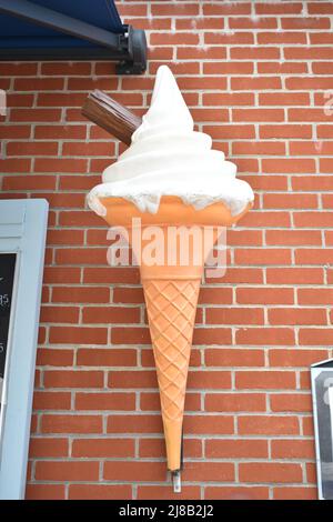 Il chiosco del caffè del rifugio della spiaggia, segno/simbolo del gelato/annuncio pubblicitario su Una parete Foto Stock