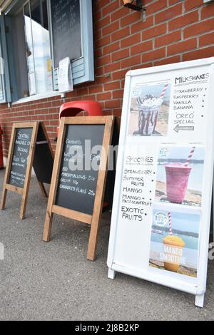 The Beach Hut Cafe Kiosk Window, bacheche per avvisi/annunci pubblicitari Foto Stock