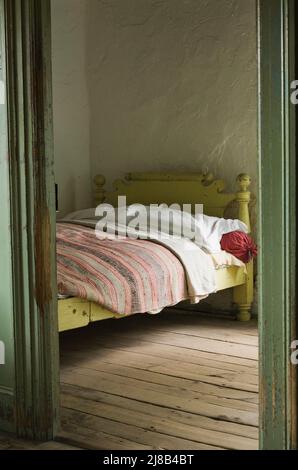 Antico letto singolo in camera da letto all'interno del vecchio 1730 regime francese Maison Drouin, Sainte-Famille, Ile d'Orleans, Quebec, Canada. Foto Stock