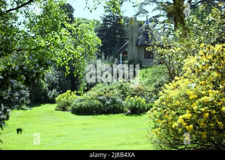 Giardini all'inglese attraverso le stagioni - Giardino svizzero a Shuttleworth, Biggleswade, Regno Unito, maggio 2022 Foto Stock