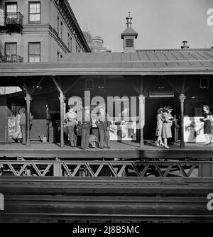 Gruppo di persone sulla piattaforma alla stazione ferroviaria sopraelevata Third Avenue, East 89th Street, New York City, New York, USA, Marjory Collins, U.S. Office of War Information/U.S. Farm Security Administration, agosto 1942 Foto Stock