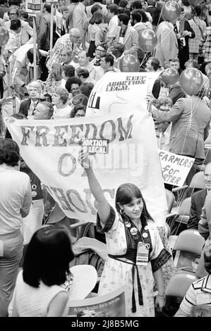 Manifestazione di protesta contro l'aborto candidato Ellen McCormack, Democratic National Convention, New York City, New York, USA, Warren K. Leffler, U.S. News & World Report Magazine Photograph Collection, 14 luglio 1976 Foto Stock