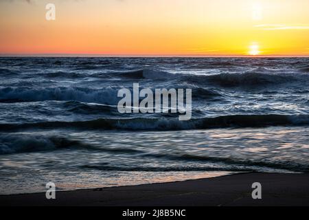 Tramonto sull'oceano sulla costa centrale della California Foto Stock