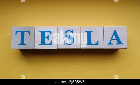 Gennaio 31, 2022. Austin, Texas. Il nome della società Tesla, definito da cubi di legno. Foto Stock