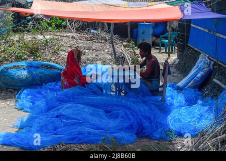 Satkhira, Bangladesh. 6th maggio 2022. La gente ha visto cucire una rete da pesca a Shyamnagar. (Credit Image: © Piyas Biswas/SOPA Images via ZUMA Press Wire) Foto Stock