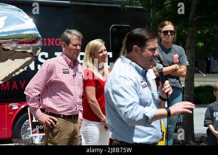 Sandy Springs, Georgia, Stati Uniti. 14th maggio 2022. Il governatore repubblicano in carica della Georgia, Brian Kemp, si svolge una settimana prima delle elezioni primarie dello stato. Nonostante l'ira dell'ex presidente Donald Trump nei confronti di Kemp e il sostegno per l'ex senatore statunitense David Perdue, che cerca anche la nomina repubblicana per il governatore, Kemp guida Perdue da un margine significativo, secondo recenti sondaggi.nella foto: Kemp con la moglie Marty ascoltare come Arizona Gov. Doug Ducey parla ai sostenitori. Ducey ha partecipato al tour della campagna di Kemp per la giornata (Credit Image: © Robin Rayne/ZUMA Press Wire) Foto Stock