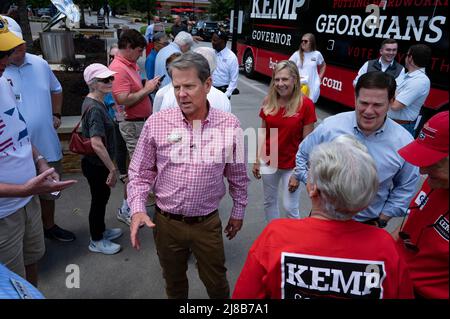 Sandy Springs, Georgia, Stati Uniti. 14th maggio 2022. Il governatore repubblicano in carica della Georgia, Brian Kemp, si svolge una settimana prima delle elezioni primarie dello stato. Nonostante l'ira dell'ex presidente Donald Trump nei confronti di Kemp e il sostegno per l'ex senatore statunitense David Perdue, che cerca anche la nomina repubblicana al governatore, Kemp guida Perdue da un margine significativo, secondo recenti sondaggi.nella foto: Kemp con la moglie Marty e Arizona Gov. Doug Ducey, che ha partecipato al tour della campagna di Kemp per la giornata (immagine di credito: © Robin Rayne/ZUMA Press Wire) Foto Stock