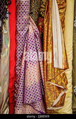 Tessuti metallizzati glitteri in deisplay per fare abiti da festa e costumi. Foto Stock