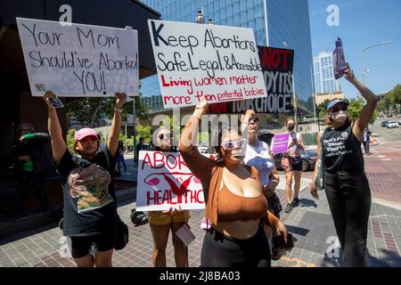 Los Angeles, CA, Stati Uniti. 14th maggio 2022. I manifestanti dei diritti di aborto marciano da Grand Park a Pershing Square dopo un raduno fuori dal municipio nel centro di Los Angeles. Ci sono state proteste in tutta la nazione oggi a seguito della fuga di un progetto di opzione che indicava che la Corte Suprema avrebbe rovesciato Roe contro Wade, invertendo il diritto delle donne ad aborti legali. (Credit Image: © Jill Connelly/ZUMA Press Wire) Foto Stock