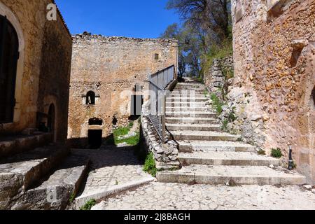 Rocca Calascio, borgo medievale in cima alla montagna con il Castello di Rocca Calascio. Situato all'interno del Parco Nazionale del Gran Sasso. Abruzzo - Italia Foto Stock