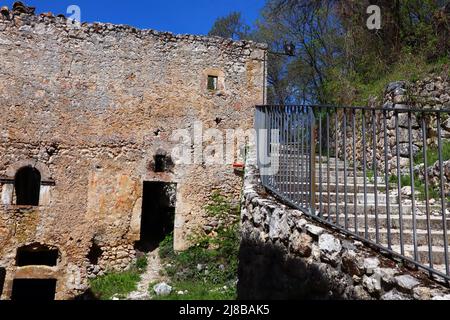 Rocca Calascio, borgo medievale in cima alla montagna con il Castello di Rocca Calascio. Situato all'interno del Parco Nazionale del Gran Sasso. Abruzzo - Italia Foto Stock