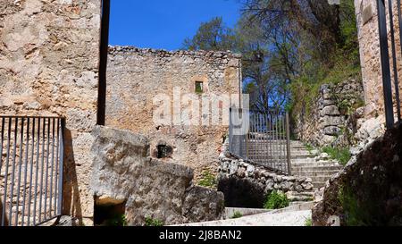 Rocca Calascio, borgo medievale in cima alla montagna con il Castello di Rocca Calascio. Situato all'interno del Parco Nazionale del Gran Sasso. Abruzzo - Italia Foto Stock