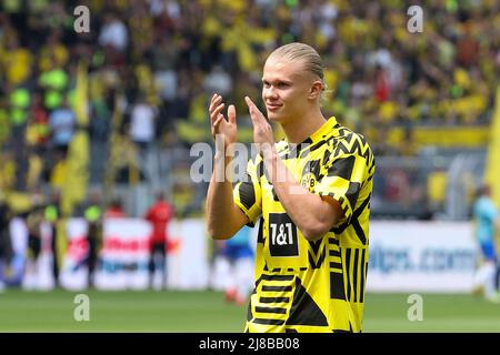 Dortmund, Germania. 14th maggio 2022. Erling Haaland saluta gli spettatori prima della partita di calcio tedesca di prima divisione Bundesliga tra Borussia Dortmund e Hertha BSC a Dortmund, Germania, 14 maggio 2022. Credit: Joachim Bywaletz/Xinhua/Alamy Live News Foto Stock