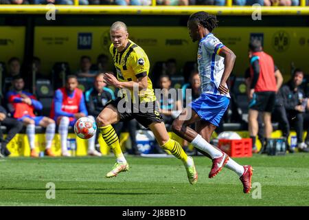 Dortmund, Germania. 14th maggio 2022. Erling Haaland (L) di Dortmund vies con Anga Dedryck Boyata di Hertha BSC durante la partita di calcio tedesca di prima divisione Bundesliga tra Borussia Dortmund e Hertha BSC a Dortmund, Germania, 14 maggio 2022. Credit: Joachim Bywaletz/Xinhua/Alamy Live News Foto Stock