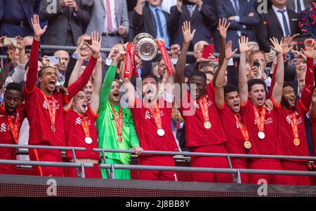 Londra, Regno Unito. 15th maggio 2022. I giocatori di Liverpool festeggiano con il trofeo dopo aver vinto la partita finale della fa Cup tra Chelsea e Liverpool al Wembley Stadium di Londra, in Gran Bretagna, il 14 maggio 2022. Liverpool ha vinto 6-5 penalità dopo un pareggio senza goalless. Credit: Xinhua/Alamy Live News Foto Stock