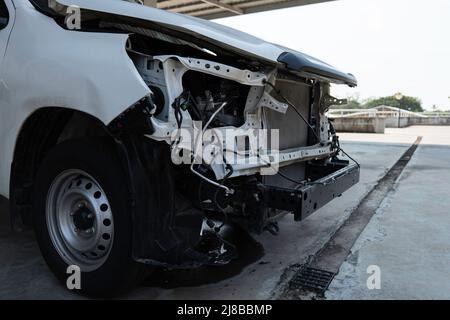 l'auto bianca viene danneggiata per incidente stradale. incidente stradale. Foto Stock