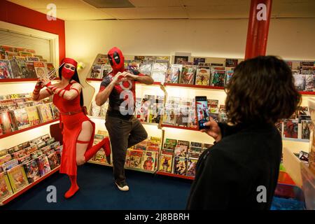 BLOOMINGTON, INDIANA, STATI UNITI - 2022/05/07: I fan dei fumetti vestiti come Elektra e Deadpool posano per le foto durante il Free Comic Book Day 2002 al Vintage Phoenix Comic Books, sabato 7 maggio 2022 a Bloomington, Ind. L'ultima giornata del Libro Comico libero è stata ritardata fino ad agosto nel 2021 e cancellata interamente nel 2020 a causa della pandemia del Covid-19. (Foto di Jeremy Hogan/The Bloomingtonian) Foto Stock