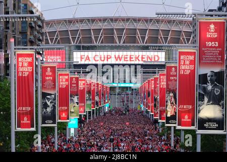 Londra, Regno Unito, 14th maggio 2022. Gli appassionati di calcio di Liverpool e Chelsea lasciano il Wembley Stadium dopo la finale della fa Cup che ha visto i Reds sollevare il trofeo per la prima volta in 16 anni. Dopo una partita senza goalless e un tempo extra, un colpo di rigore ha visto Liverpool battere Chelsea 6-5. Credit: Undicesima ora Fotografia/Alamy Live News Foto Stock