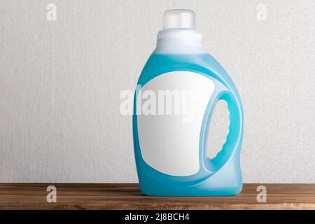 Bottiglia di detergente liquido in tessuto su cartone di legno, modello serie mock-up pronto per il vostro progetto. Percorso di selezione etichetta incluso. Foto Stock