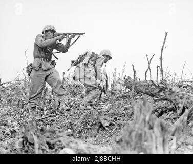 Marina degli Stati Uniti dal Battaglione 2nd, 1st Marines su Wana Ridge, Okinawa Foto Stock