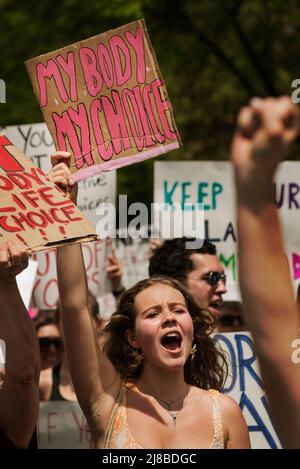 Boston, Massachusetts, Stati Uniti. 14 maggio 2022. Migliaia di persone “hanno vietato i nostri corpi” assistono a uno dei numerosi raduni pro-aborto negli Stati Uniti in occasione di una Giornata nazionale di protesta in risposta a un documento trapelato scritto da un’attuale giustizia della Corte Suprema che suggerisce l’abrogazione della decisione del 1973 della Corte Suprema Roe contro Wade che legalizzava l’aborto Negli Stati Uniti. Credit: Chuck Nacke / Alamy Live News Foto Stock
