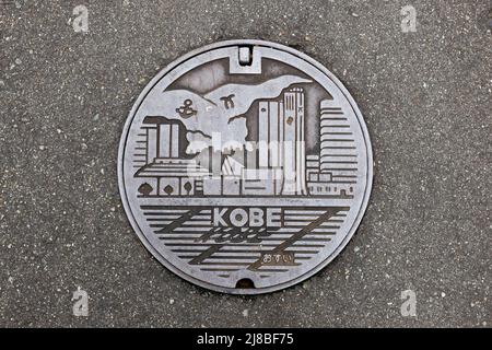 Una coperta di botola nella città giapponese di Kobe. Foto Stock