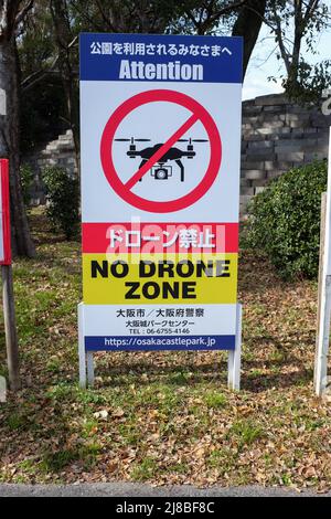 Un avviso nel Parco del Castello di Osaka, Osaka, Giappone, che vieta i voli con droni. Foto Stock