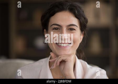 Felice giovane 25s donna headshot ritratto closeup Foto Stock