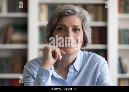 Felice anziano grigio capelli donna business, insegnante Foto Stock