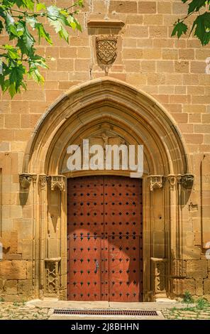 Antica porta in legno ornata con accenti metallici del convento di San Francisco a Olite, Spagna fondata secondo la leggenda da San Francesco Foto Stock