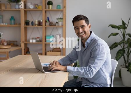 Felice uomo d'affari fiducioso, imprenditore, ritratto del proprietario di piccola impresa Foto Stock