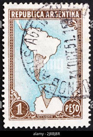 ARGENTINA - CIRCA 1951: Un francobollo stampato in Argentina mostra la mappa che mostra le rivendicazioni territoriali Antartiche, circa 1951 Foto Stock