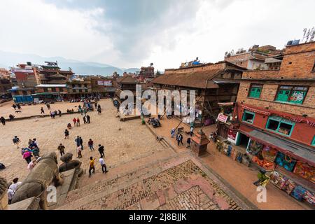 Bhaktapur, Nepal - 29 ottobre 2021: Città nell'angolo orientale della valle di Kathmandu in Nepal. Piazza Bhaktapur Durbar. Palazzo reale della vecchia Bhakta Foto Stock