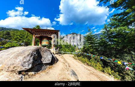 Bhutan, 26 ottobre 2021: Tamburo di preghiera buddista nelle montagne di Buthan, vicino al monastero del nido delle tigri nelle montagne di Himalaya. Simboli sul d Foto Stock