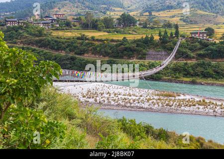 Il ponte sospeso di Punakha al Punakha Dzong. Attraverso il fiume Tsang Chu fino a Shengana e al villaggio di Wangkha. Il ponte sospeso più lungo di Bhuta Foto Stock