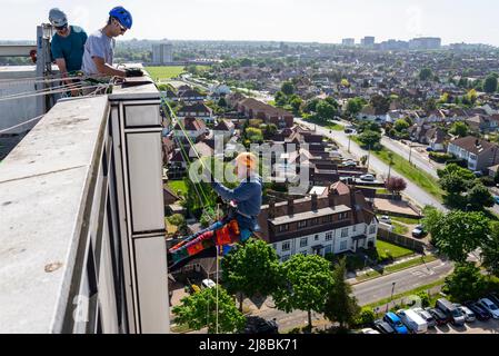 Un abseiler che scende dall'alto edificio a torre del Southend University Hospital con Southend on Sea e Westcliff on Sea. Evento di beneficenza Foto Stock