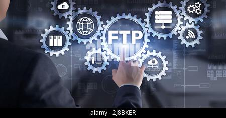 Uomo d'affari che preme il touch screen FTP. Concetto IT blu Foto Stock