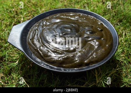 Henné o Mehendi colorante erbe fatto pasta da polvere di henné e altre erbe e mescolato bene poi applicato sui capelli a colore capelli e cura dei capelli grooming pu Foto Stock