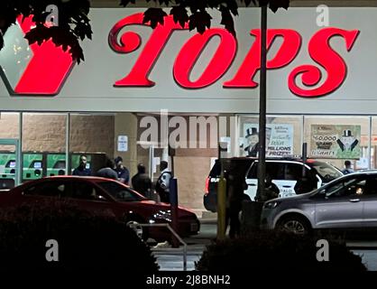 (220515) -- BUFFALO, 15 maggio 2022 (Xinhua) -- Foto scattata con un telefono cellulare il 15 maggio 2022 mostra la polizia che lavora sulla scena di un tiro di massa a Buffalo dello Stato di New York, gli Stati Uniti. Un uomo blindato ha ucciso dieci persone e ne ha ferito tre in un supermercato a Buffalo, nello stato di New York, sabato, secondo i funzionari locali. (Foto di Zhang Jie/Xinhua) Foto Stock