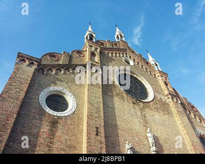 Facciata in mattoni rossi della Basilica di Santa Maria gloriosa dei Frari, costruita nel 13th-14th, con rosoni, San Polo, Venezia, Italia Foto Stock