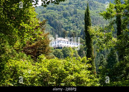 L'edificio chiamato 'Paradisino', ex pensione nei boschi di Vallombrosa, sopra l'abbazia di Vallombrosa, Reggello, provincia di Firenze, Italia Foto Stock