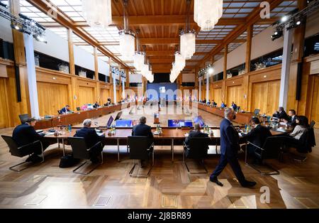 Berlino, Germania. 15 maggio 2022, Berlino: Annalena Baerbock (Bündnis 90/Die Grünen), ministro degli Esteri tedesco, interviene all'inizio della prima sessione della riunione dei ministri degli Esteri della NATO a Berlino. Il tema principale delle consultazioni informali dei ministri degli Esteri della NATO è la guerra in Ucraina. Foto: Bernd von Jutrczenka/dpa Credit: dpa Picture Alliance/Alamy Live News Foto Stock