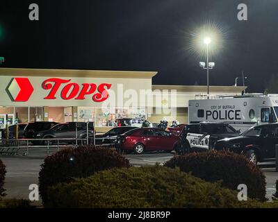 (220515) -- BUFFALO, 15 maggio 2022 (Xinhua) -- Foto scattata con un telefono cellulare il 15 maggio 2022 mostra la polizia che lavora sulla scena di un tiro di massa a Buffalo dello Stato di New York, gli Stati Uniti. Un uomo blindato ha ucciso dieci persone e ne ha ferito tre in un supermercato a Buffalo, nello stato di New York, sabato, secondo i funzionari locali. (Foto di Zhang Jie/Xinhua) Foto Stock