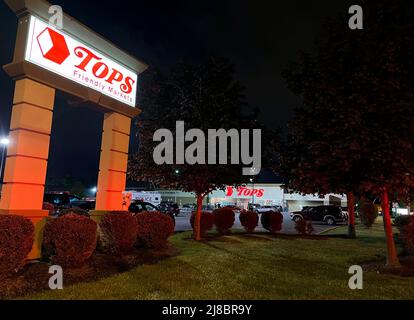 (220515) -- BUFFALO, 15 maggio 2022 (Xinhua) -- Foto scattata con un telefono cellulare il 15 maggio 2022 mostra il luogo di una ripresa di massa a Buffalo dello Stato di New York, gli Stati Uniti. Un uomo blindato ha ucciso dieci persone e ne ha ferito tre in un supermercato a Buffalo, nello stato di New York, sabato, secondo i funzionari locali. (Foto di Zhang Jie/Xinhua) Foto Stock