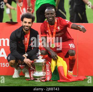Londra, Regno Unito. 14th maggio 2022. 14 Maggio 2022 - Chelsea v Liverpool - Emirates fa Cup Final - Wembley Stadium Mohamed Salah e Sadio Mane celebrano la vittoria della fa Cup Picture Credit : Credit: Mark Pain/Alamy Live News Foto Stock